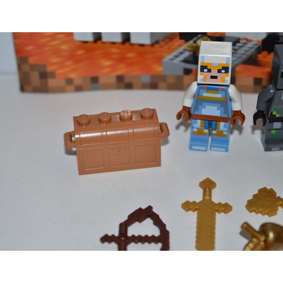 Lego Skull Arena Player lot 21145 Minecraft Minifigure + book accessories - Picture 2 of 9